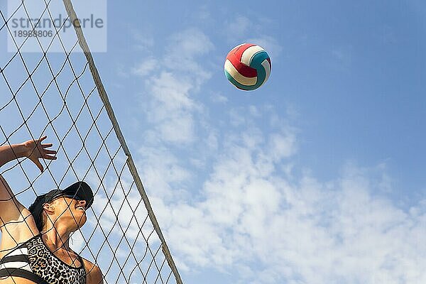 Zwei Sportlerinnen beim Beachvolleyball