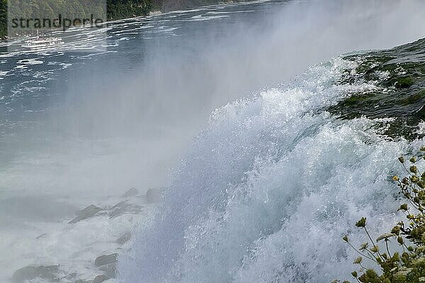 Niagarafälle ist der Sammelname für drei Wasserfälle  die die internationale Grenze zwischen Kanada und den Vereinigten Staaten  genauer gesagt zwischen der Provinz Ontario und dem Staat New York  bilden. Sie bilden das südliche Ende des Niagara