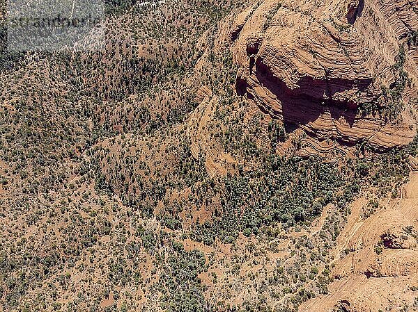 Schöne Felsformationen in der Wüste von Arizona vor blauem Himmel