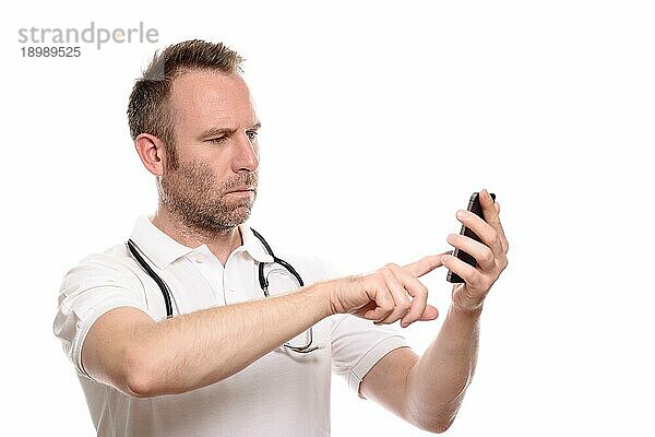 Verwirrter  unrasierter Arzt  der mit seinem Handy telefoniert  um die Nachricht einer Behandlung oder Diagnose mitzuteilen  vor weißem Hintergrund