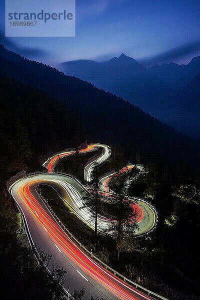 Malojapass  Nachtaufnahme mit Lichtspuren  der kurvenreiche Alpenpass verbindet das Bergell mit dem Engadin  Bregaglia  Kanton Graubünden  Schweiz  Europa
