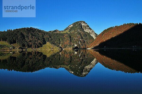 Ruhiger Morgen am Wagitaler See  Schweizer Alpen. Herbsttag