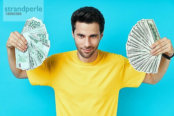 Happy lächelnden Mann hält Geld Banknoten auf blauem Hintergrund. Geschäft  Gewinn  Einkommen  Erfolg Konzept