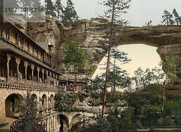 Prebischtor  Pravcicka brana  in der Böhmischen Schweiz ist die größte natürliche Sandstein-Felsbrücke Europas  heute Tschechien  Deutschland  um 1900  Historisch  digital restaurierte Reproduktion eines Photochromdruck aus der damaligen Zeit  Europa