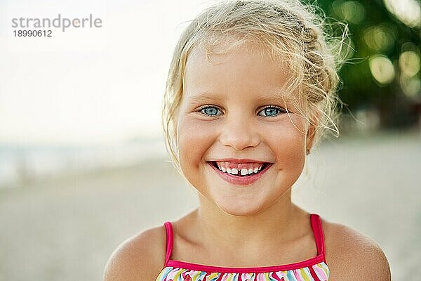 Close up Porträt von glücklichen niedlichen kleinen Mädchen. Lächelnde blonde Kind im Sommer. adorable Kinder  Kindheit  Emotionen Konzept