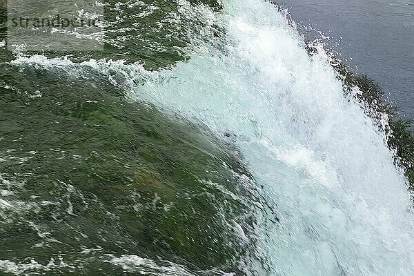 Niagarafälle ist der Sammelname für drei Wasserfälle  die die internationale Grenze zwischen Kanada und den Vereinigten Staaten  genauer gesagt zwischen der Provinz Ontario und dem Staat New York  bilden. Sie bilden das südliche Ende des Niagara