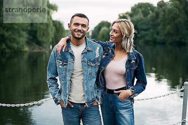 Junges glückliches Paar in der Liebe posiert in der Nähe von Fluss. Beziehung  Reisekonzept