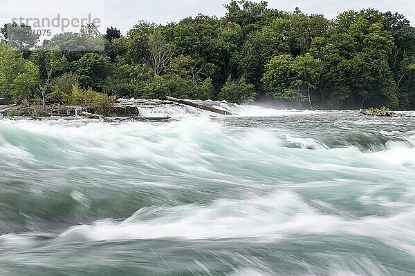 Niagarafälle ist der Sammelname für drei Wasserfälle  die die internationale Grenze zwischen Kanada und den Vereinigten Staaten  genauer gesagt zwischen der Provinz Ontario und dem Staat New York  bilden. Sie bilden das südliche Ende des Niagara