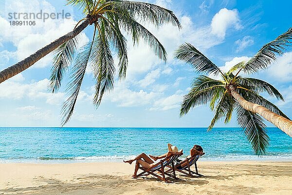 Paar entspannen am Strand genießen schönes Meer auf der tropischen Insel. Sommer Strandurlaub Konzept