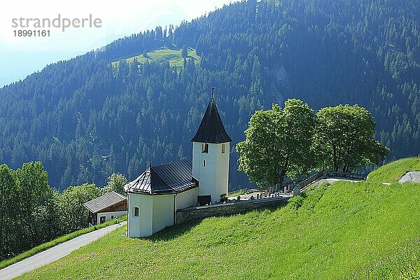 Kirche und Bäume in Mutten  Schweiz  Europa