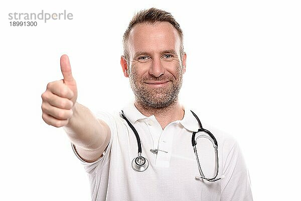 Glücklicher männlicher Arzt  der mit einer Daumen hoch Geste anzeigt  daß die Operation oder Behandlung eines Patienten erfolgreich war und Hoffnung auf eine vollständige Genesung besteht  vor weißem Hintergrund