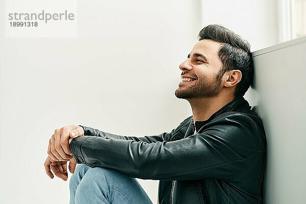 Porträt von glücklichen lächelnden Mann posiert auf Studio weißem Hintergrund. Männer Schönheit  Emotionen Konzept