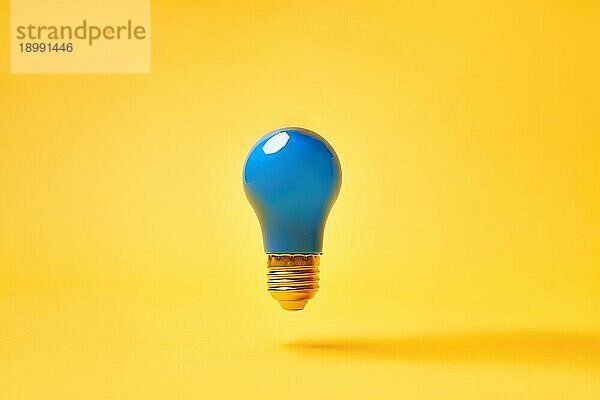 Blaue Glühbirne schweben auf gelbem Hintergrund. Idee  Inspiration  Motivation Konzept
