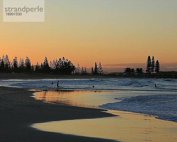 Abendstimmung in Port Macquarie  Australien. Strand und Silhouetten von Bäumen