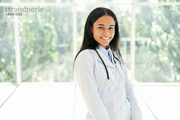 Fröhlich lächelnd afrikanischer amerikanischer Arzt Porträt im Krankenhaus. Medizin  Beruf und Gesundheitswesen Konzept