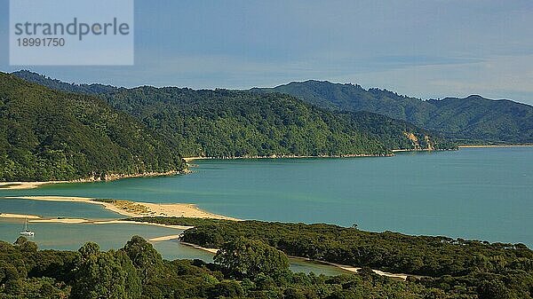 Wunderschöne Landschaft im Abel Tasman National Park  Neuseeland. Awaroa Bucht