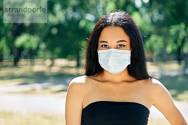 Nahaufnahme eines Porträts einer afroamerikanischen Frau mit Gesichtsmaske zum Schutz vor Viren. Coronavirus Covid19 Pandemie  Konzept für das Gesundheitswesen