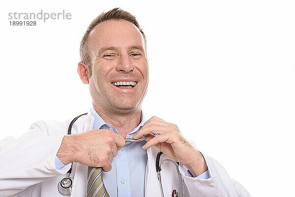Lächelnder Arzt  der am Ende seiner Schicht seine Krawatte lockert  zufrieden mit dem Verlauf seines Tages  vor weißem Hintergrund