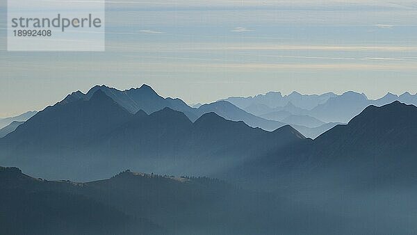 Umrisse des Brienzer Rothorns und anderer Berge vom Niederhorn aus gesehen  Schweiz  Europa
