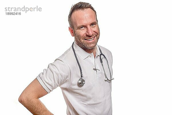 Gutaussehender  selbstbewusster männlicher Arzt oder Krankenpfleger in einem weißen Hemd mit einem Stethoskop um den Hals  vor weißem Hintergrund