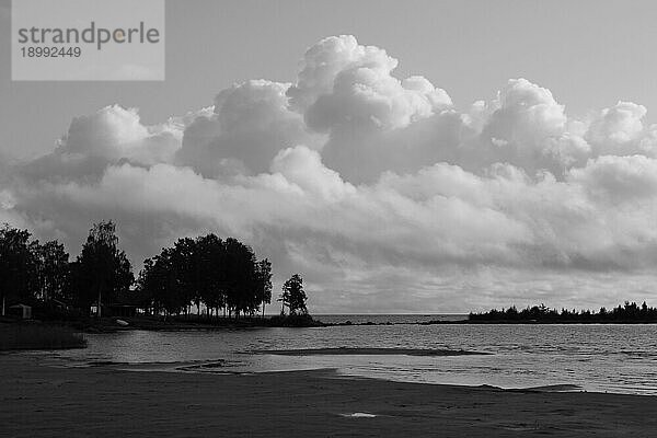 Schön geformte Sommerwolke über dem Vanernsee