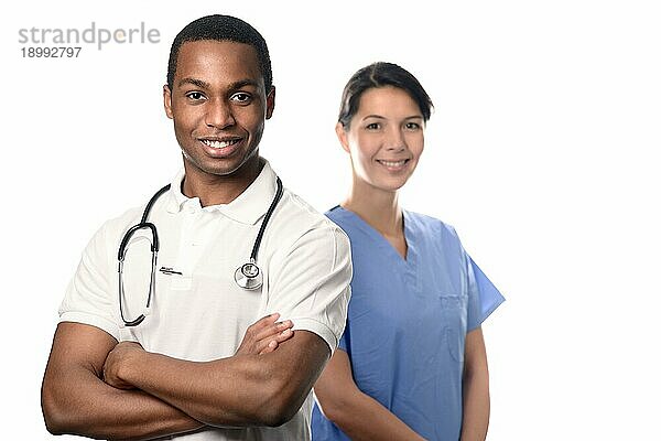 selbstbewusste männliche und weibliche medizinische Fachkräfte lächeln in die Kamera  vor weißem Hintergrund
