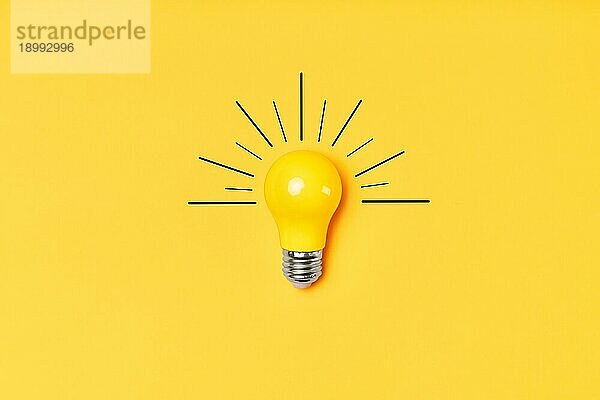 Konzept kreative Idee mit Glühbirne auf gelbem Hintergrund. Lösung Symbol  Business Kreativität  Inspiration und Motivation für den Erfolg