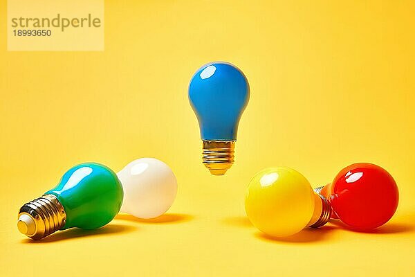 Kreatives Layout mit mehrfarbigen Glühbirnen auf gelbem Hintergrund. Blaue Glühbirne schweben in der Luft. Idee Symbol  Business Kreativität  Inspiration  Brainstorming Konzept