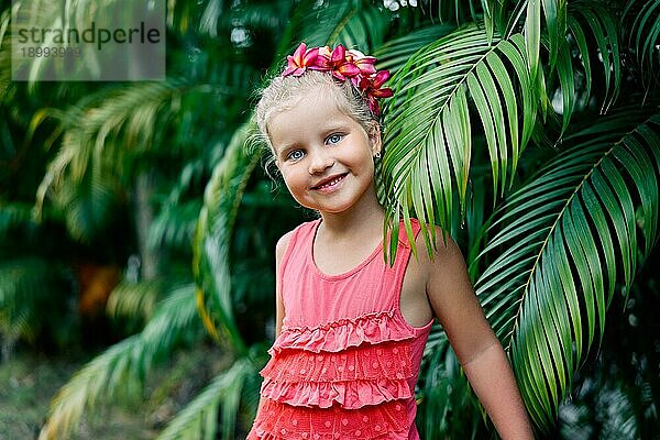 Cute lächelnd kleines Mädchen Porträt auf Sommertag auf der Straße Glückliche Kinder  Kindheit Konzept
