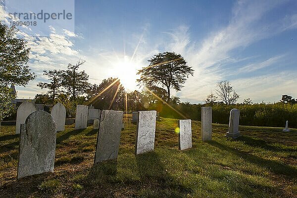 Ruhige Grabsteine auf einem alten Friedhof in NeuEngland  Großbritannien  Europa