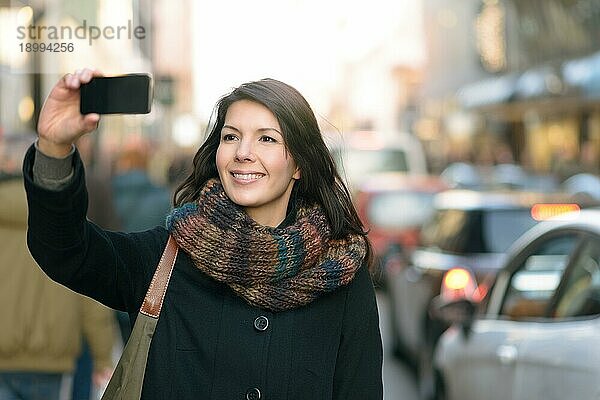 Close up Stylish glückliche Frau im Herbst Mode unter Selfie  während in der Stadt Straße