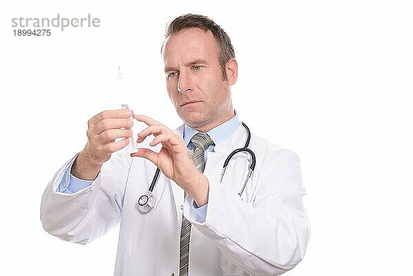 Arzt oder Krankenpfleger im Laborkittel  der eine Injektion vorbereitet und mit den Fingern die Luft aus einer Injektionsspritze herausschlägt  vor weißem Hintergrund