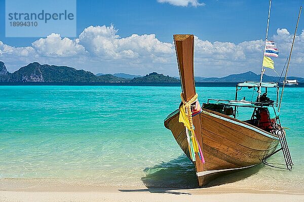 Traditionelle thailändische Longtailboot am tropischen Paradies Strand. Sommer Hintergrund  Reiseziel