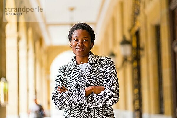 Geschäftsfrau afrikanischer Abstammung in der Stadt  Porträt einer Finanzfrau unter einigen Bögen