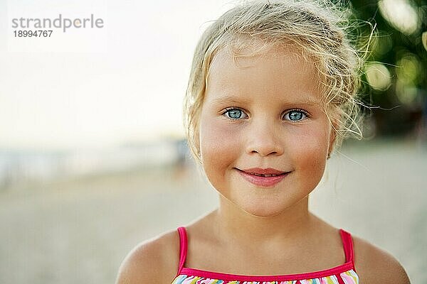 Close up Porträt von glücklichen niedlichen kleinen Mädchen. Lächelnde blonde Kind im Sommer. adorable Kinder  Kindheit  Emotionen Konzept