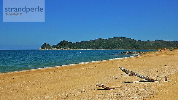 Schöner Strand im Abel Tasman National Park. Waiharakeke Bay. Reisehintergrund