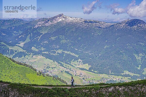 Panorama vom Fellhorn  2038m  über das Kleine Walsertal zum Berg Hoher Ifen  2230m  und das Gottesackerplateau  Allgäuer Alpen  Vorarlberg  Österreich  Europa