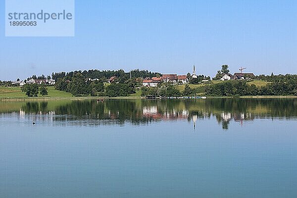 Schönes Dorf Seegräben spiegelt sich im Pfäffikersee