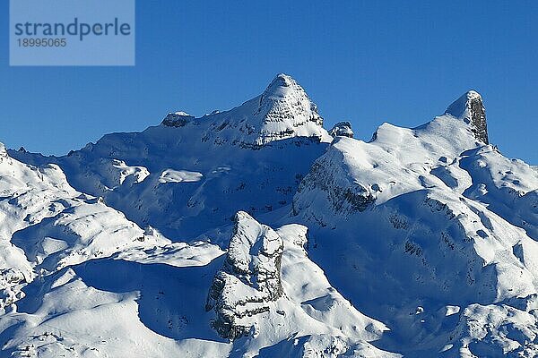 Schöne schneebedeckte Berge in der Zentralschweiz