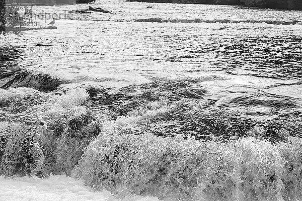 Niagarafälle ist der Sammelname für drei Wasserfälle  die die internationale Grenze zwischen Kanada und den Vereinigten Staaten  genauer gesagt zwischen der Provinz Ontario und dem Staat New York  bilden. Sie bilden das südliche Ende des Niagara