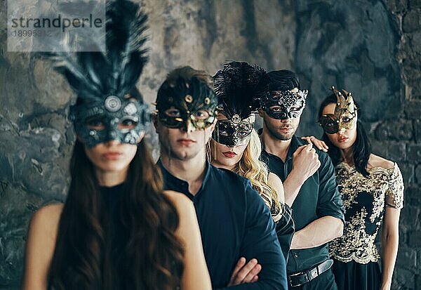Gruppe von Menschen in Maskerade Karneval Maske posiert im Studio. Schöne Frauen und Männer tragen venezianische Maske. Mode  Party  Freunde Konzept