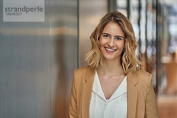 Porträt einer eleganten Frau vor dunklem Hintergrund