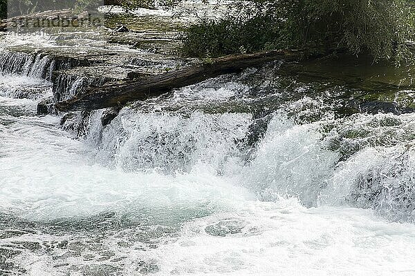 Niagarafälle ist der Sammelname für drei Wasserfälle  die die internationale Grenze zwischen Kanada und den Vereinigten Staaten  genauer gesagt zwischen der Provinz Ontario und dem Staat New York  bilden. Sie bilden das südliche Ende des Niagara