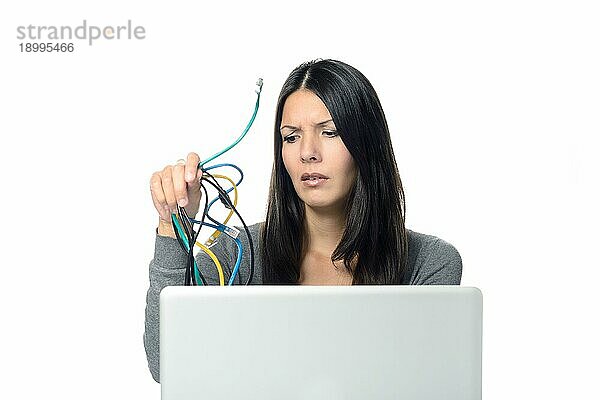 Close up von Upset Frau in grauen Langarm Shirt hält verworrene Netzwerkkabel in der Hand während Experiencing Computer Probleme  vor weißem Hintergrund