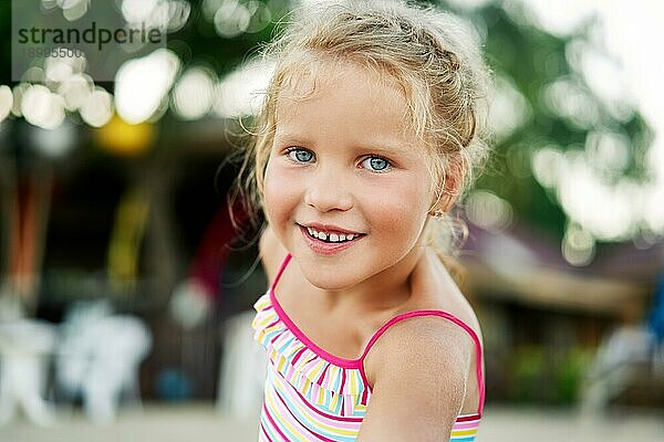 Close up Porträt der glücklichen niedlichen kleinen blonden Mädchen. Lächelnde blonde Kind im Sommer. adorable Kinder  Kindheit  Emotionen Konzept