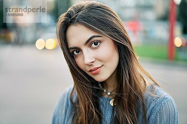 Close up junge schöne Frau Porträt posiert in der Stadt Straße im Sommer