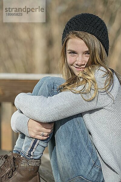 Ein schönes junges blondes Mädchen im Teenageralter genießt einen schönen Tag