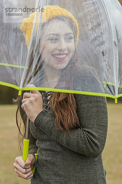 Ein schönes brünettes Model genießt das Herbstwetter