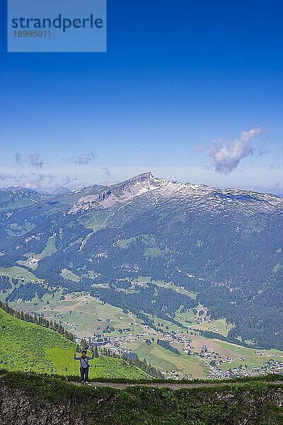 Panorama vom Fellhorn  2038m  über das Kleine Walsertal zum Berg Hoher Ifen  2230m  und das Gottesackerplateau  Allgäuer Alpen  Vorarlberg  Österreich  Europa