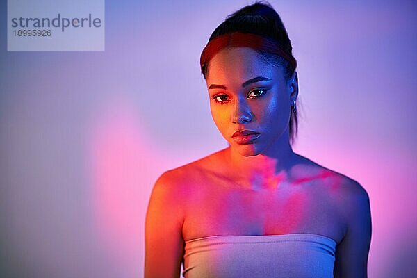 Neonlicht Studio Porträt der hübschen afrikanischen amerikanischen Frau mit Kopie Raum. Mode Foto  weibliche Schönheit Konzept